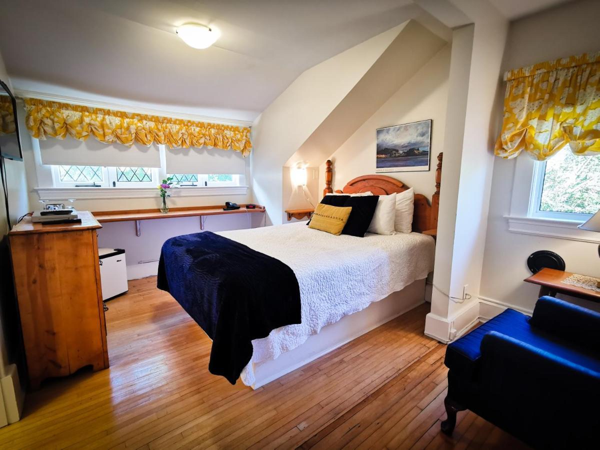 Bed and Breakfast Leaside Manor Сент-Джонс Экстерьер фото